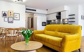 Modern Central Apartment W. Parking By Tyzenhauz